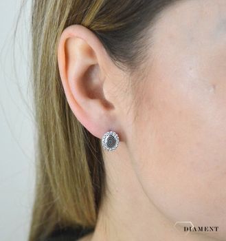 Srebrne kolczyki owalne częściowo ozdobionego błyszczącą cyrkonią. Delikatne kolczyki wykonane z najwyższej jakości srebrna próby 925. Kolczyki w minimalistycznym stylu, wpisujące się w obecne trendy modow (3).JPG