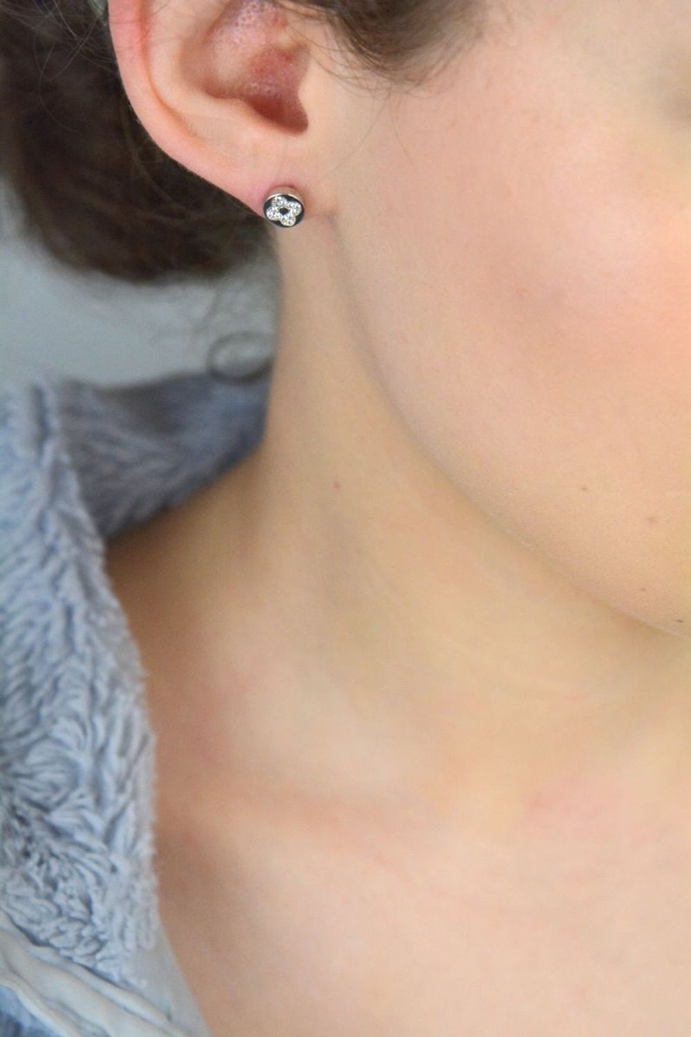 Kolczyki srebrne próba 925, kwiatek w kółku z cyrkoniami próba 925 AZK000000-069 Zachwyć się pięknem natury zaklętym w subtelnej biżuterii! Kolczyki srebrne próby 925 1.jpg