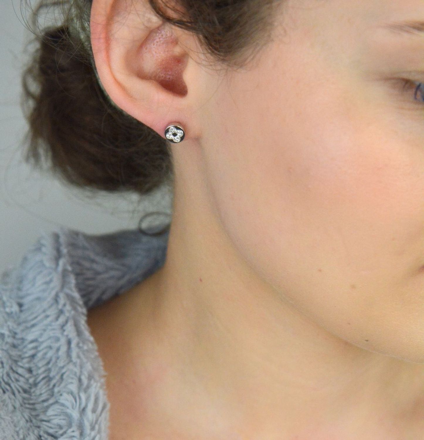 Kolczyki srebrne próba 925, kwiatek w kółku z cyrkoniami próba 925 AZK000000-069 Zachwyć się pięknem natury zaklętym w subtelnej biżuterii! Kolczyki srebrne próby 925 1.jpg