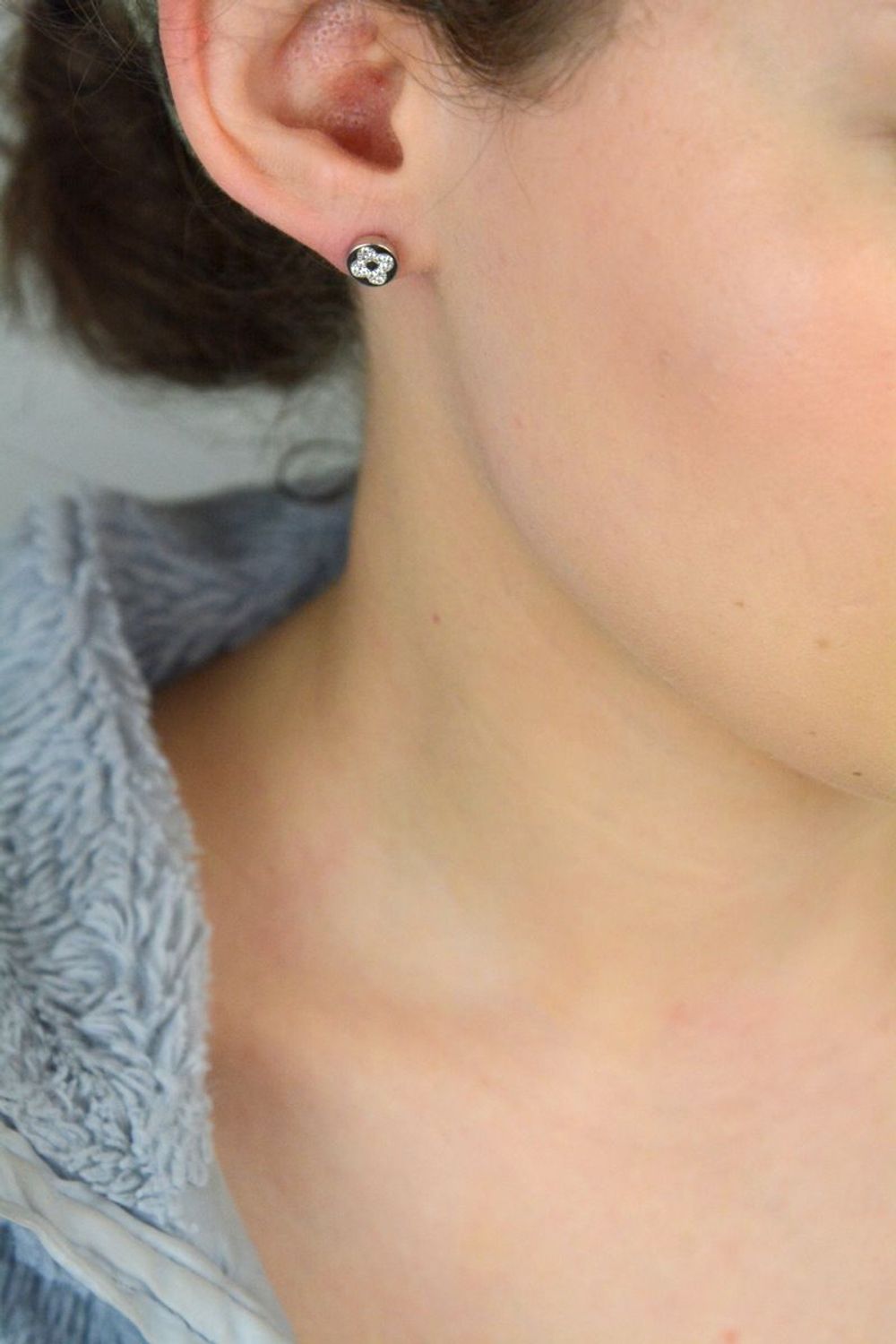 Kolczyki srebrne próba 925, kwiatek w kółku z cyrkoniami próba 925 AZK000000-069 Zachwyć się pięknem natury zaklętym w subtelnej biżuterii! Kolczyki srebrne próby 925 1.jpg