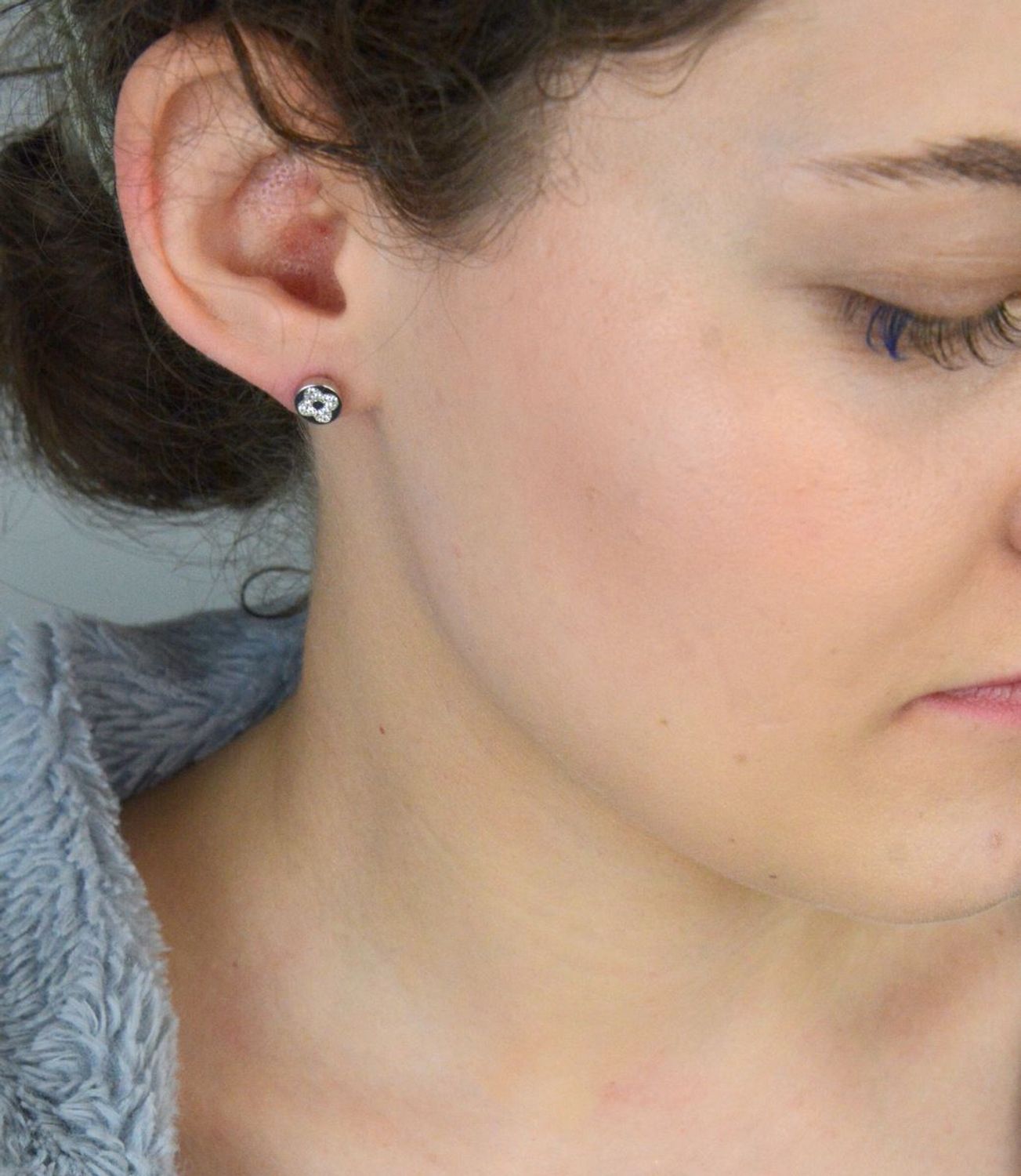 Kolczyki srebrne próba 925, kwiatek w kółku z cyrkoniami próba 925 AZK000000-069 Zachwyć się pięknem natury zaklętym w subtelnej biżuterii! Kolczyki srebrne próby 925 1.jpg