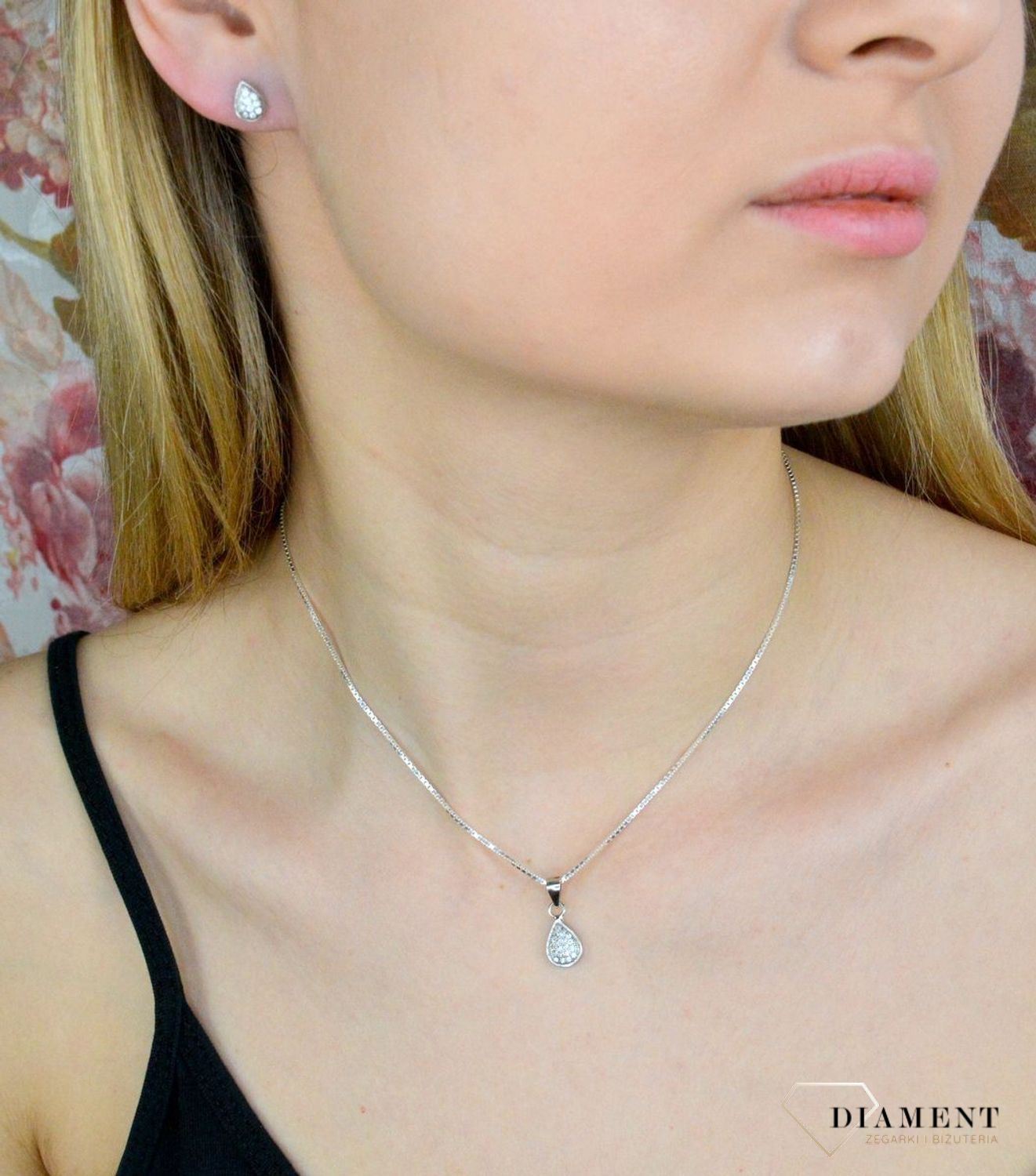 Kolczyki srebrne  drobne cyrkonie AZK000000-264 Srebrne kolczyki zapinane na ponadczasowe zapięcie typu sztyft, zostały wykonane z najwyższej jakości srebra próby 925. Idealny pomysł na prezent..jpg