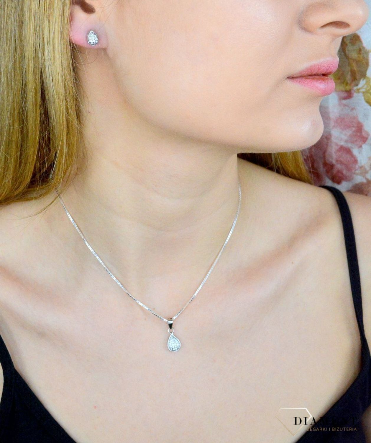 Kolczyki srebrne  drobne cyrkonie AZK000000-264 Srebrne kolczyki zapinane na ponadczasowe zapięcie typu sztyft, zostały wykonane z najwyższej jakości srebra próby 925. Idealny pomysł na prezent..jpg