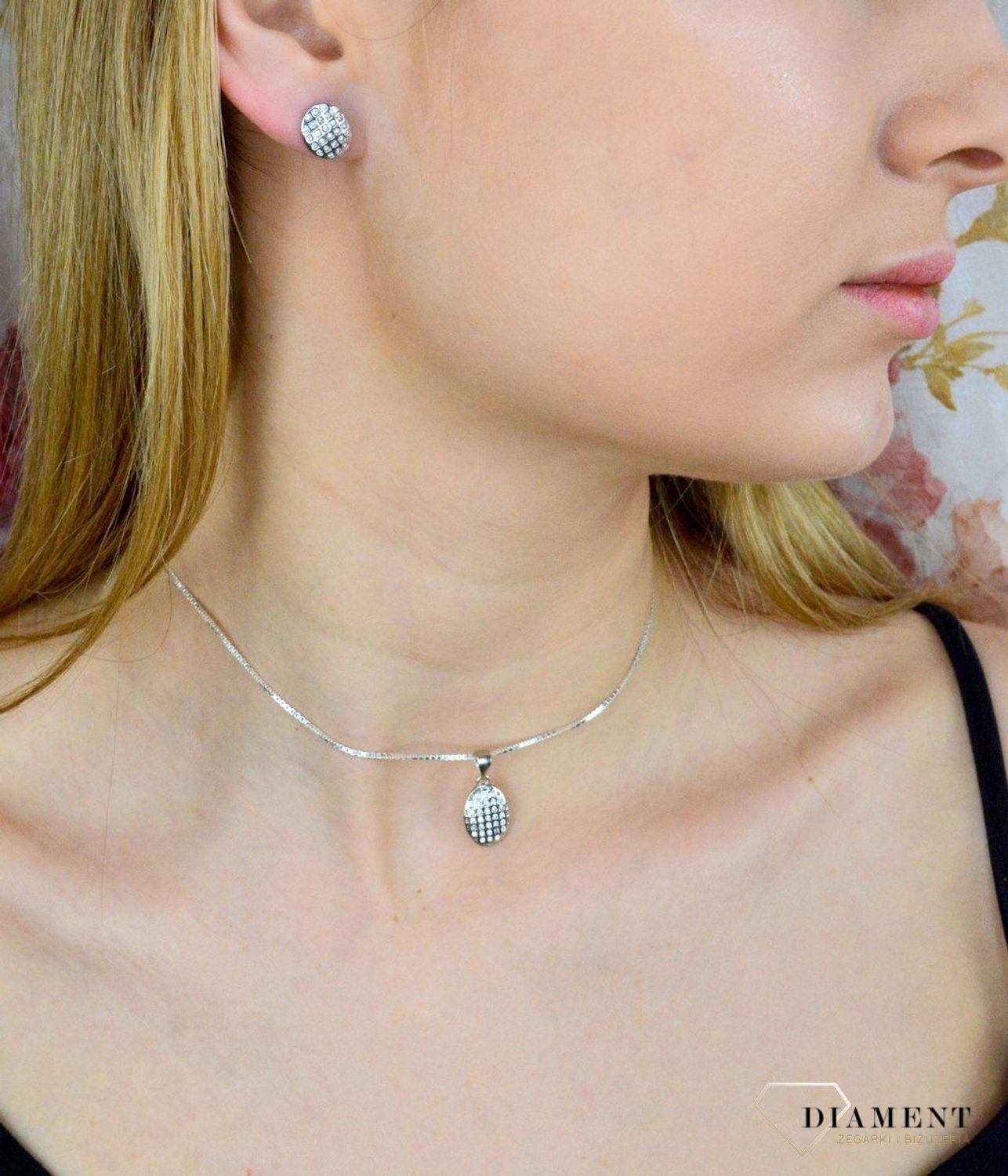 Srebrne kolczyki o owalnym kształcie wysadzone cyrkoniami AZK000000-276 . Drobne kolczyki wysadzane cyrkoniami to doskonała propozycja dla osób szukających modnych, minimalistycznych dodatków. Kolczyki z wygodnym zapięc.jpg