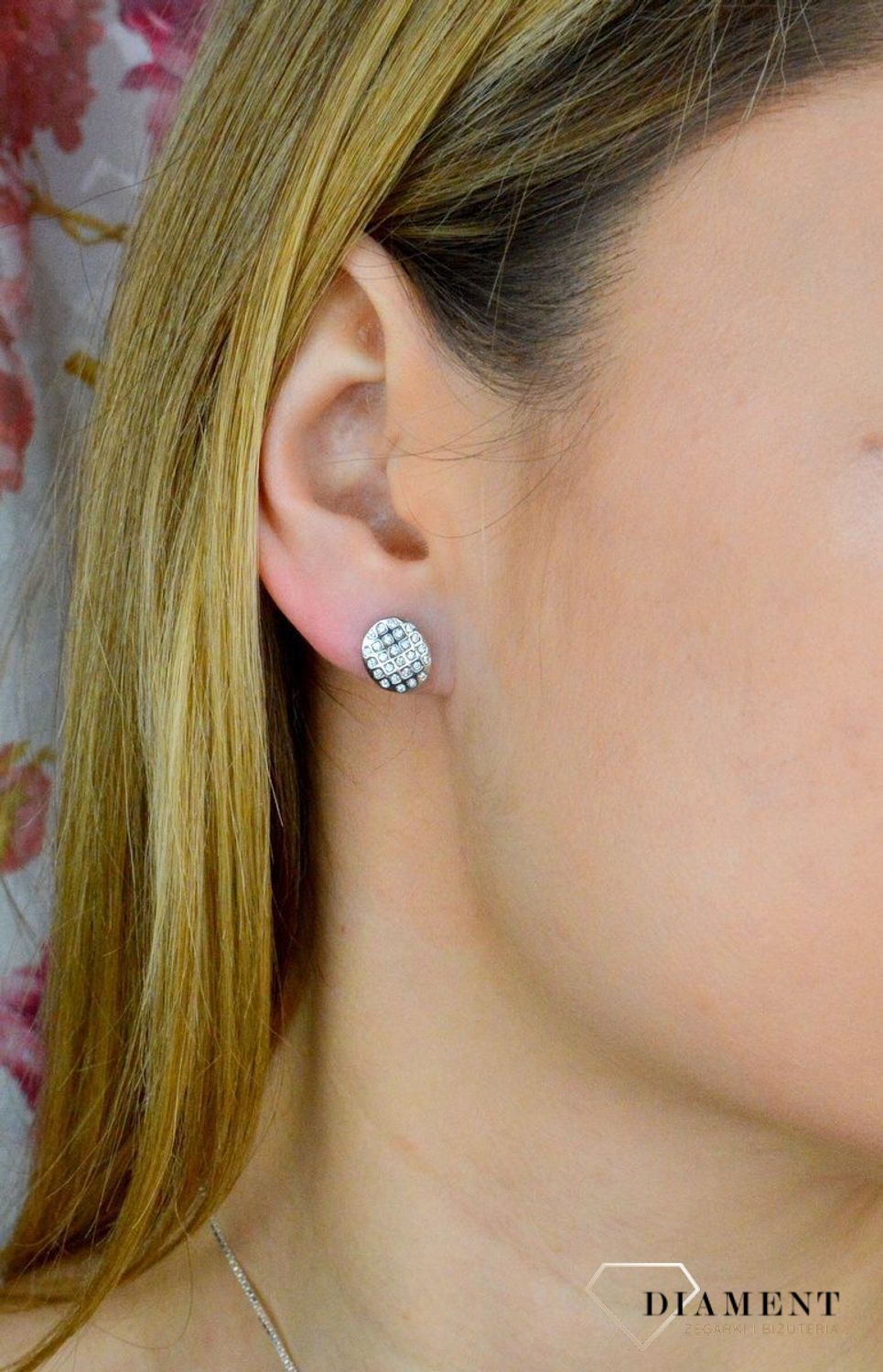 Srebrne kolczyki o owalnym kształcie wysadzone cyrkoniami AZK000000-276 . Drobne kolczyki wysadzane cyrkoniami to doskonała propozycja dla osób szukających modnych, minimalistycznych dodatków. Kolczyki z wygodnym zapięc.jpg