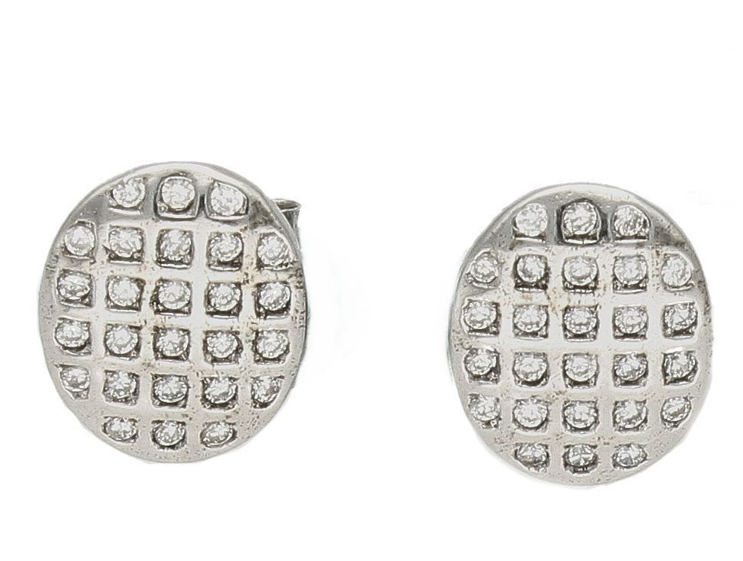 Srebrne kolczyki o owalnym kształcie wysadzone cyrkoniami AZK000000-276 . Drobne kolczyki wysadzane cyrkoniami to doskonała propozycja dla osób szukających modnych, minimalistycznych dodatków. Kolczyki z wygodnym zapięc.jpg