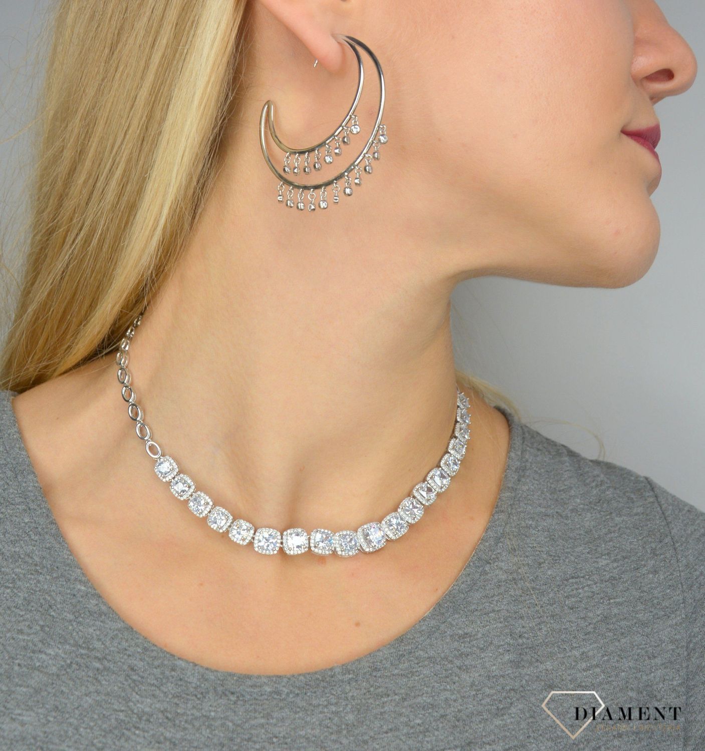 Srebrne kolczyki kółka z wiszącymi cyrkoniami AZK000000-344 ✅ Srebrne kolczyki w kształcie koła, które zostały ozdobione małymi, błyszczącymi cyrkoniami w kolorze białym ✅1232.jpg