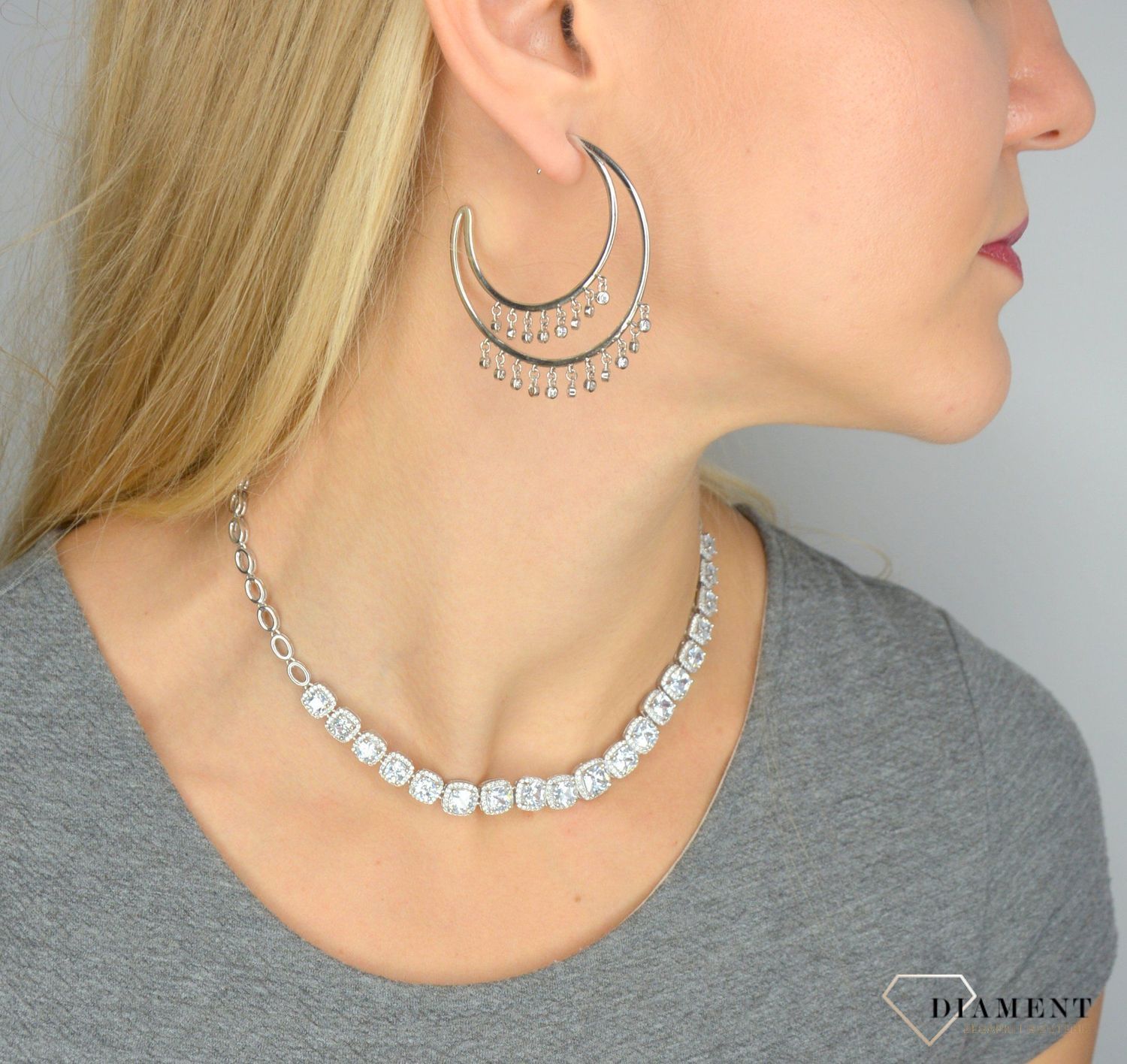 Srebrne kolczyki kółka z wiszącymi cyrkoniami AZK000000-344 ✅ Srebrne kolczyki w kształcie koła, które zostały ozdobione małymi, błyszczącymi cyrkoniami w kolorze białym ✅1232.jpg