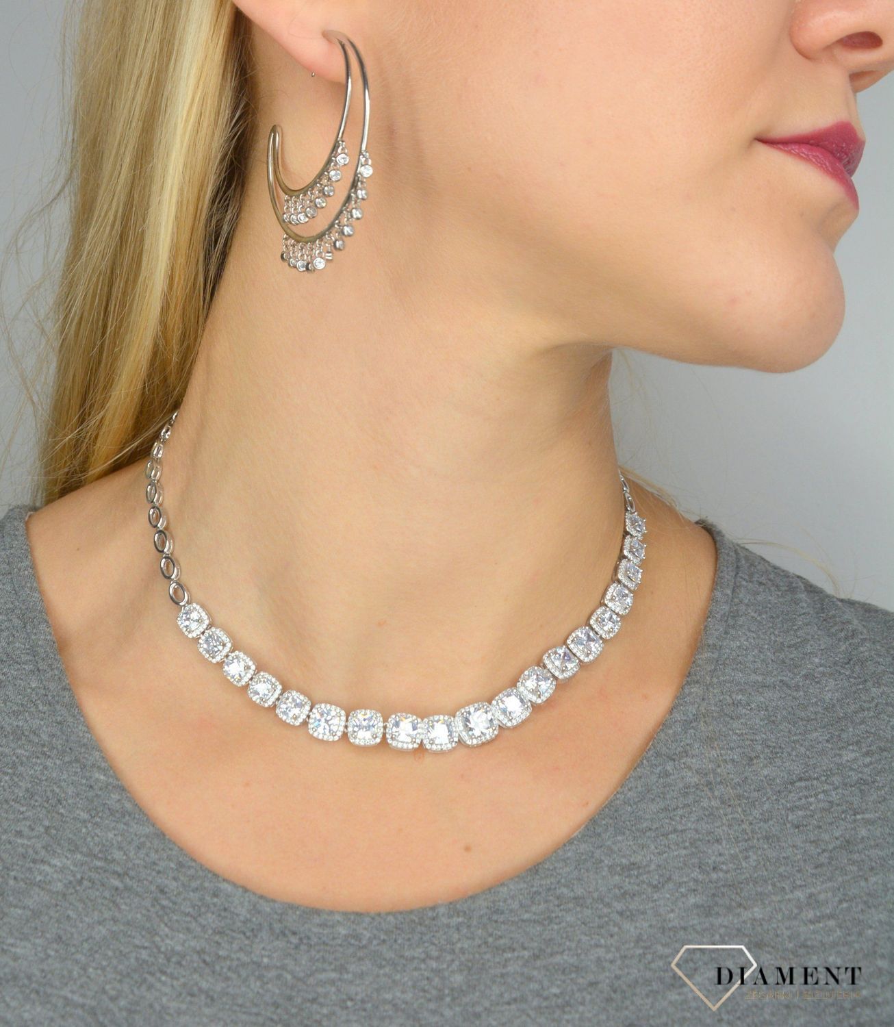 Srebrne kolczyki kółka z wiszącymi cyrkoniami AZK000000-344 ✅ Srebrne kolczyki w kształcie koła, które zostały ozdobione małymi, błyszczącymi cyrkoniami w kolorze białym ✅1232.jpg