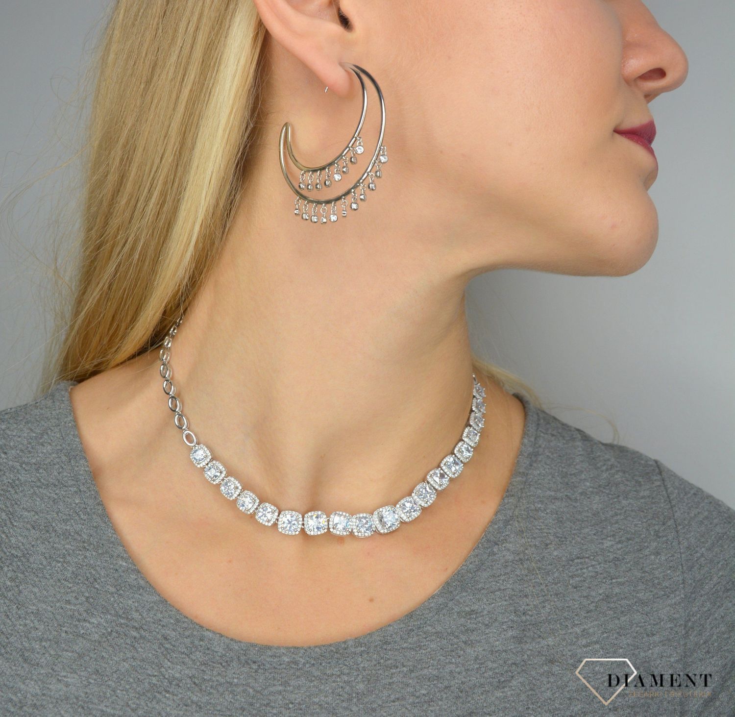 Srebrne kolczyki kółka z wiszącymi cyrkoniami AZK000000-344 ✅ Srebrne kolczyki w kształcie koła, które zostały ozdobione małymi, błyszczącymi cyrkoniami w kolorze białym ✅1232.jpg