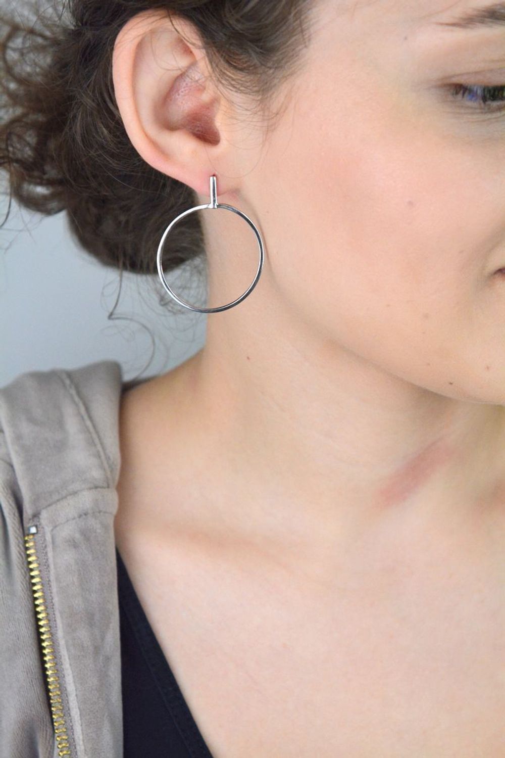 Kolczyki damskie srebrne 925 AZK000000-346 – klasyczne duże kółka o wymiarach 4,3 x 3,5 cm, zapięcie na sztyft. Stylowe i eleganckie, idealne na każdą okazję.1.jpg