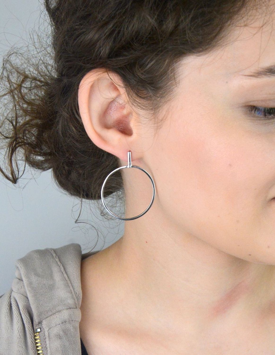 Kolczyki damskie srebrne 925 AZK000000-346 – klasyczne duże kółka o wymiarach 4,3 x 3,5 cm, zapięcie na sztyft. Stylowe i eleganckie, idealne na każdą okazję.1.jpg