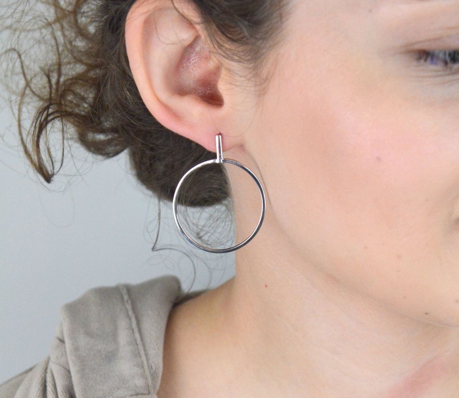 Kolczyki damskie srebrne 925 AZK000000-346 – klasyczne duże kółka o wymiarach 4,3 x 3,5 cm, zapięcie na sztyft. Stylowe i eleganckie, idealne na każdą okazję.1.jpg