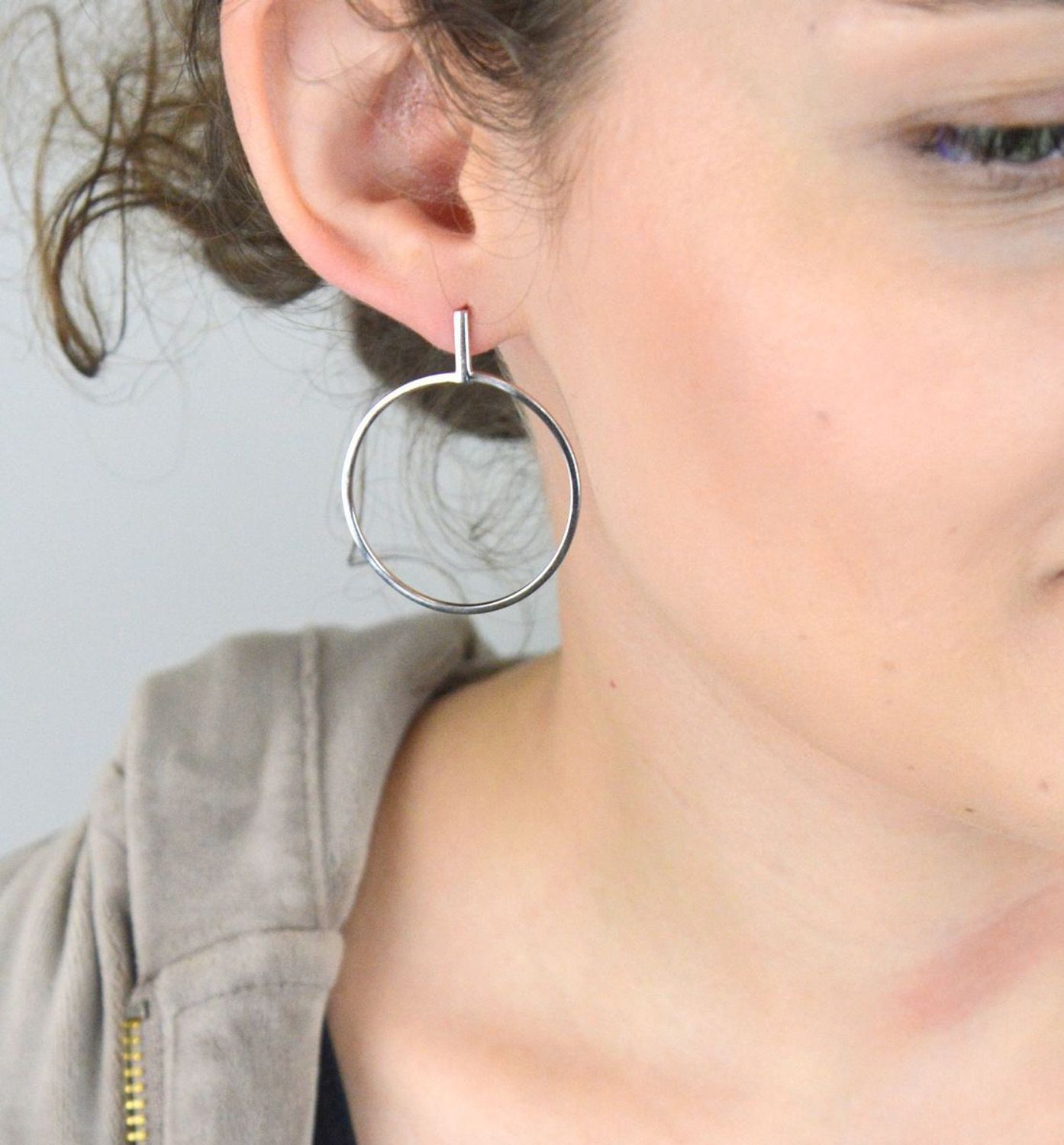 Kolczyki damskie srebrne 925 AZK000000-346 – klasyczne duże kółka o wymiarach 4,3 x 3,5 cm, zapięcie na sztyft. Stylowe i eleganckie, idealne na każdą okazję.1.jpg