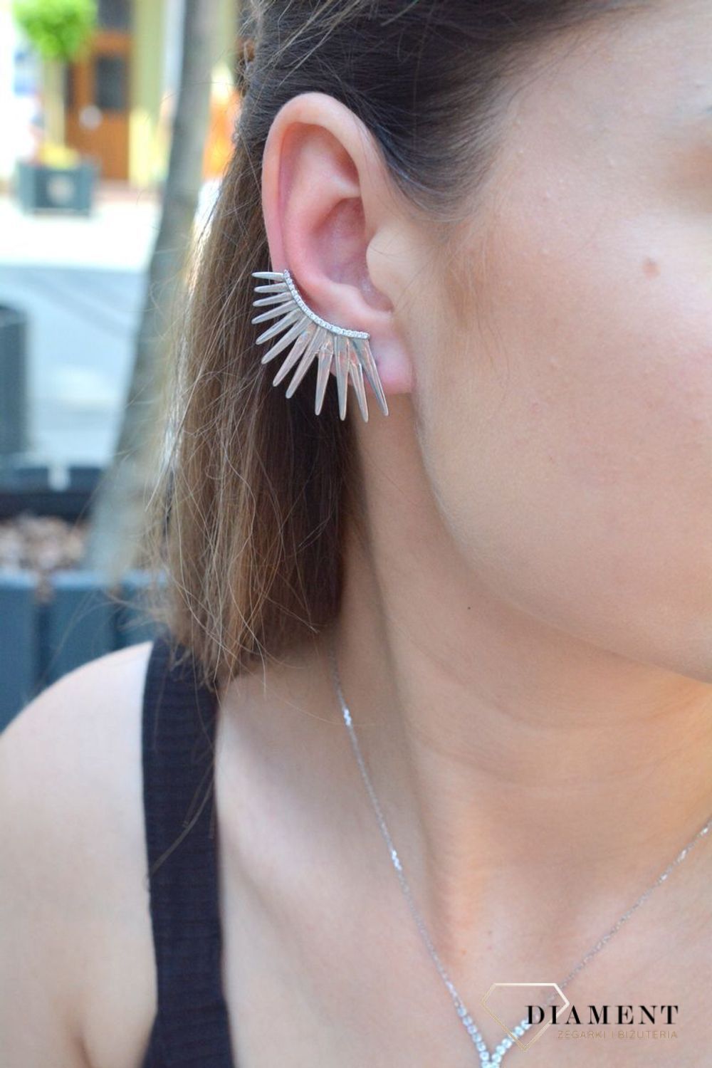 Zjawiskowe nausznice srebrne, ozdobione cyrkoniami. Wyjątkowy wzór stworzony dla kobiet lubiących zwracać na siebie uwagę oryginalnymi dodatkami. Nausznice będą idealną biżuterią ślubną oraz na inne ważne o.jpg