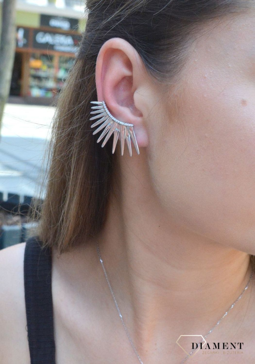 Zjawiskowe nausznice srebrne, ozdobione cyrkoniami. Wyjątkowy wzór stworzony dla kobiet lubiących zwracać na siebie uwagę oryginalnymi dodatkami. Nausznice będą idealną biżuterią ślubną oraz na inne ważne o.jpg