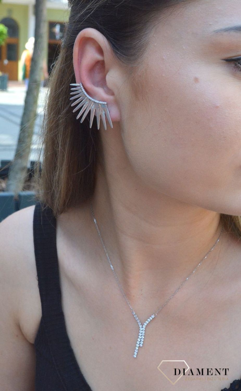 Zjawiskowe nausznice srebrne, ozdobione cyrkoniami. Wyjątkowy wzór stworzony dla kobiet lubiących zwracać na siebie uwagę oryginalnymi dodatkami. Nausznice będą idealną biżuterią ślubną oraz na inne ważne o.jpg