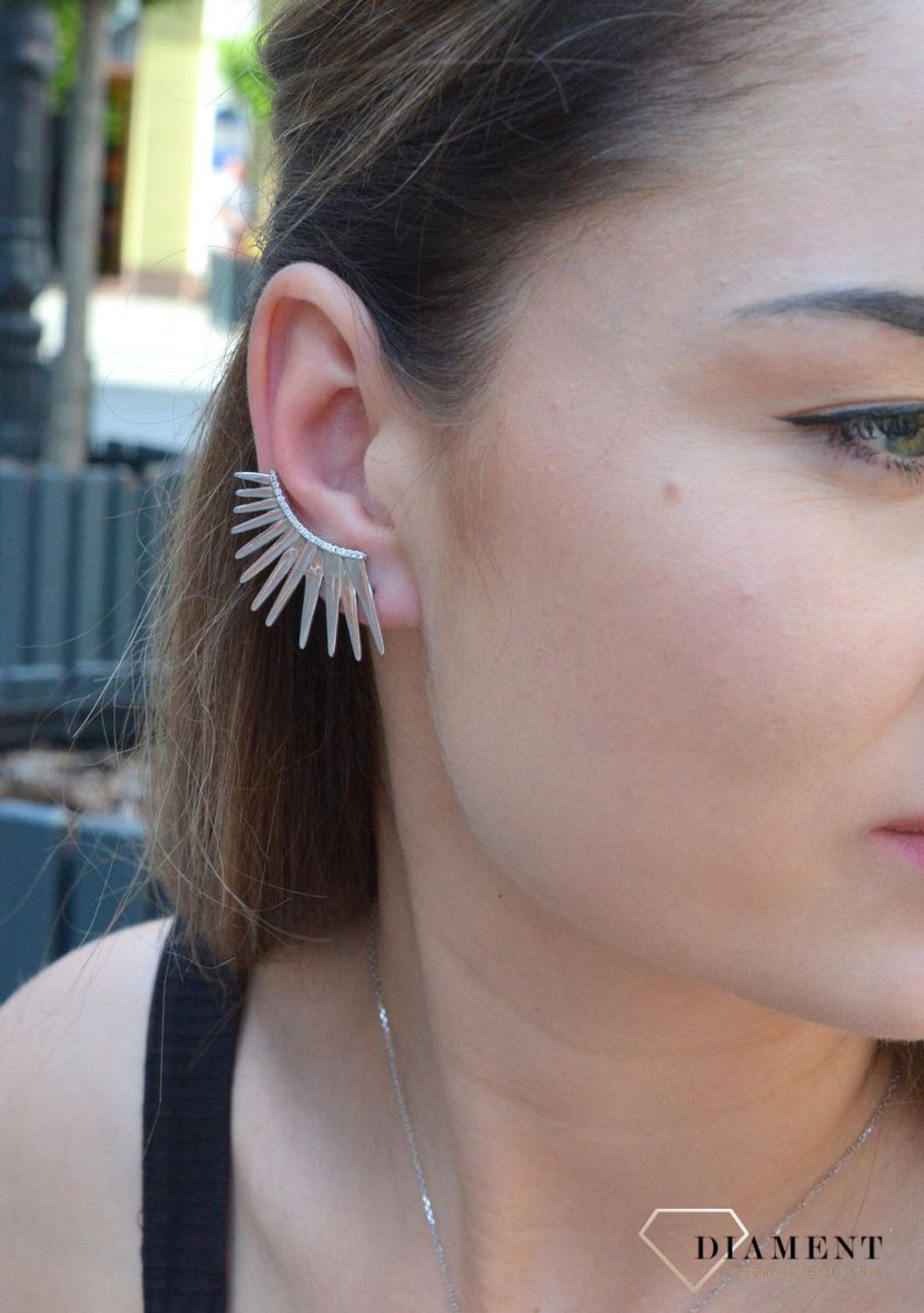 Zjawiskowe nausznice srebrne, ozdobione cyrkoniami. Wyjątkowy wzór stworzony dla kobiet lubiących zwracać na siebie uwagę oryginalnymi dodatkami. Nausznice będą idealną biżuterią ślubną oraz na inne ważne o.jpg