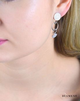 Srebrne kolczyki wiszące w kształcie kółeczek ozdobione cyrkonią. Delikatne kolczyki wykonane z najwyższej jakości srebrna próby 925 wyglądają bardzo elegancko (2).JPG