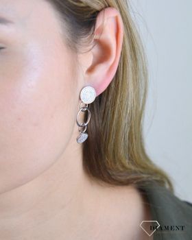 Srebrne kolczyki wiszące w kształcie kółeczek ozdobione cyrkonią. Delikatne kolczyki wykonane z najwyższej jakości srebrna próby 925 wyglądają bardzo elegancko (3).JPG