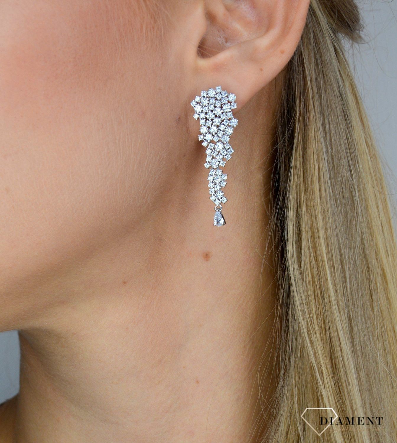 Srebrne kolczyki wiszące z cyrkoniami 925 AZK000000-477.jpg