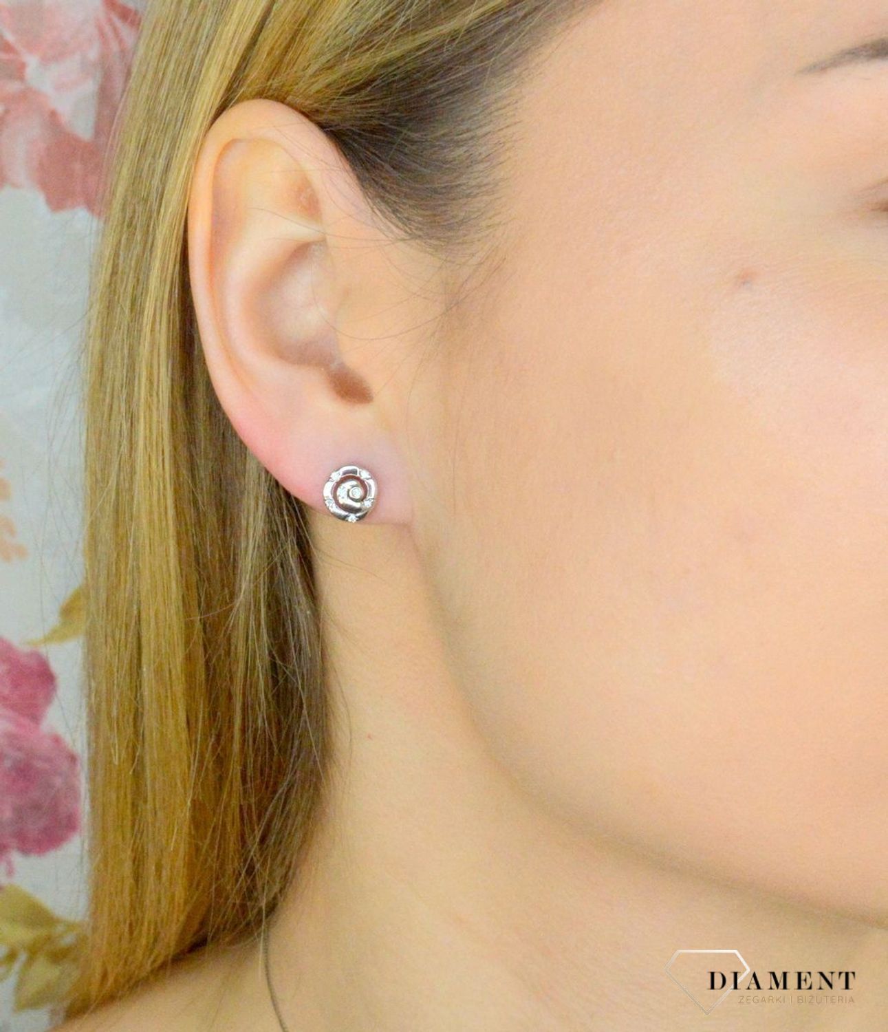 Kolczyki damskie  Ślimaczek z cyrkoniami AZK000000-494 Srebrne kolczyki zapinane na ponadczasowe zapięcie typu sztyft, zostały wykonane z najwyższej jakości srebra próby 925. Idealny pomysł na prezent..jpg