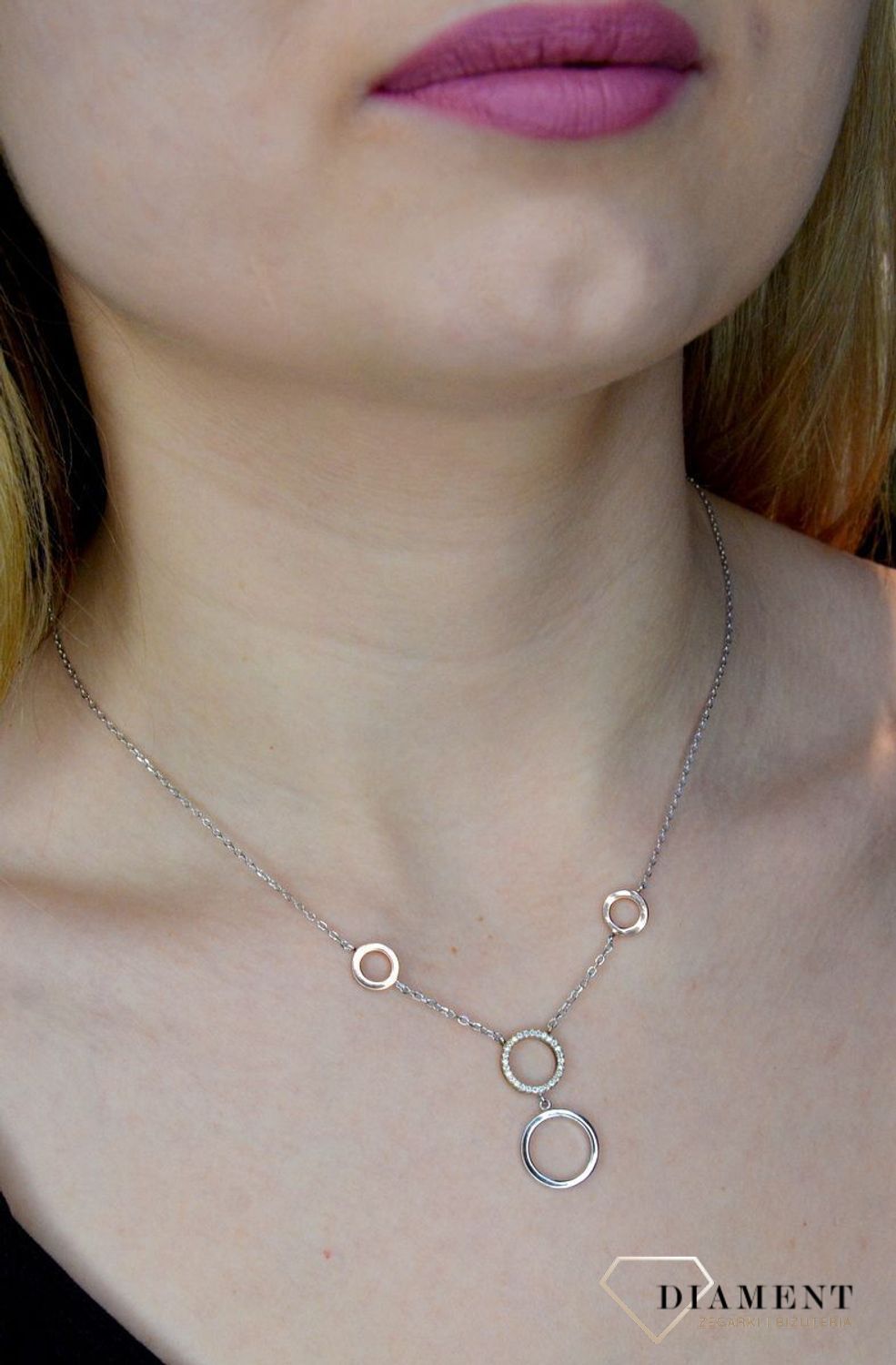 Srebrny naszyjnik ozdobny kolorowe kółeczka z cyrkonią AZN000000-230. Srebrny naszyjnik celebrytka z subtelnymi zawieszkami w ponadczasowym kształcie kółeczek, jedno z nich oz.jpg
