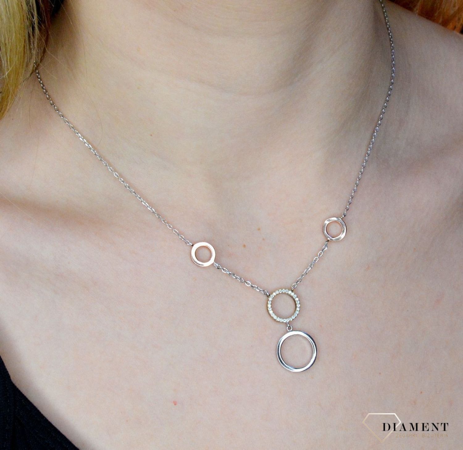 Srebrny naszyjnik ozdobny kolorowe kółeczka z cyrkonią AZN000000-230. Srebrny naszyjnik celebrytka z subtelnymi zawieszkami w ponadczasowym kształcie kółeczek, jedno z nich oz.jpg