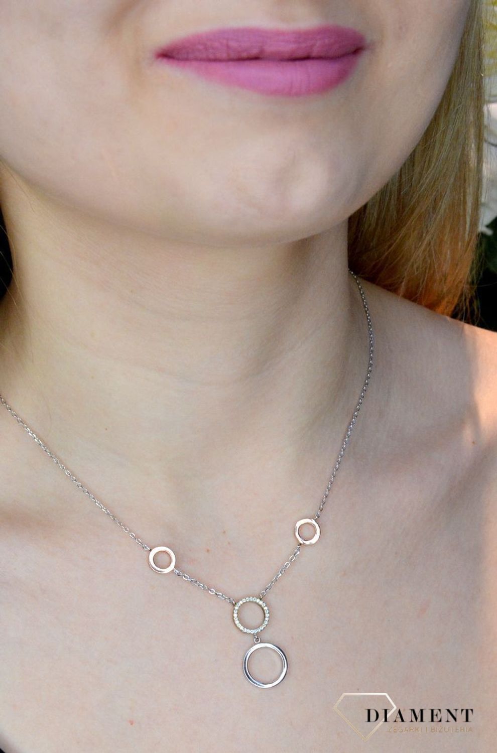 Srebrny naszyjnik ozdobny kolorowe kółeczka z cyrkonią AZN000000-230. Srebrny naszyjnik celebrytka z subtelnymi zawieszkami w ponadczasowym kształcie kółeczek, jedno z nich oz.jpg