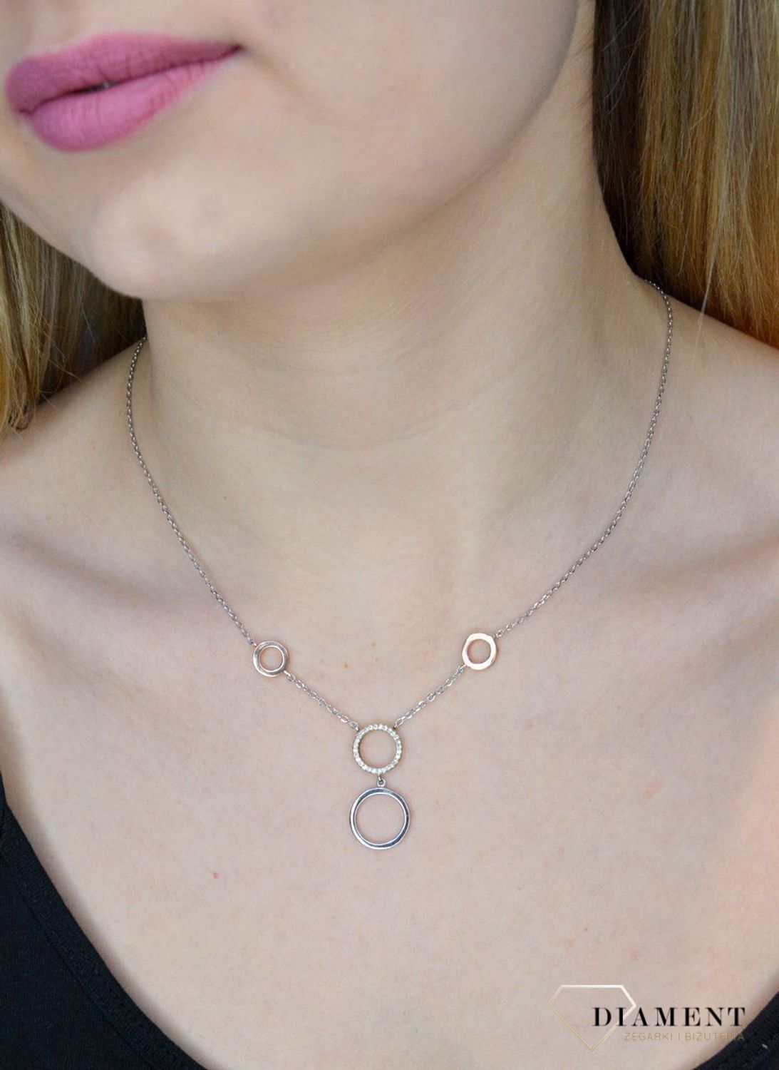 Srebrny naszyjnik ozdobny kolorowe kółeczka z cyrkonią AZN000000-230. Srebrny naszyjnik celebrytka z subtelnymi zawieszkami w ponadczasowym kształcie kółeczek, jedno z nich oz.jpg