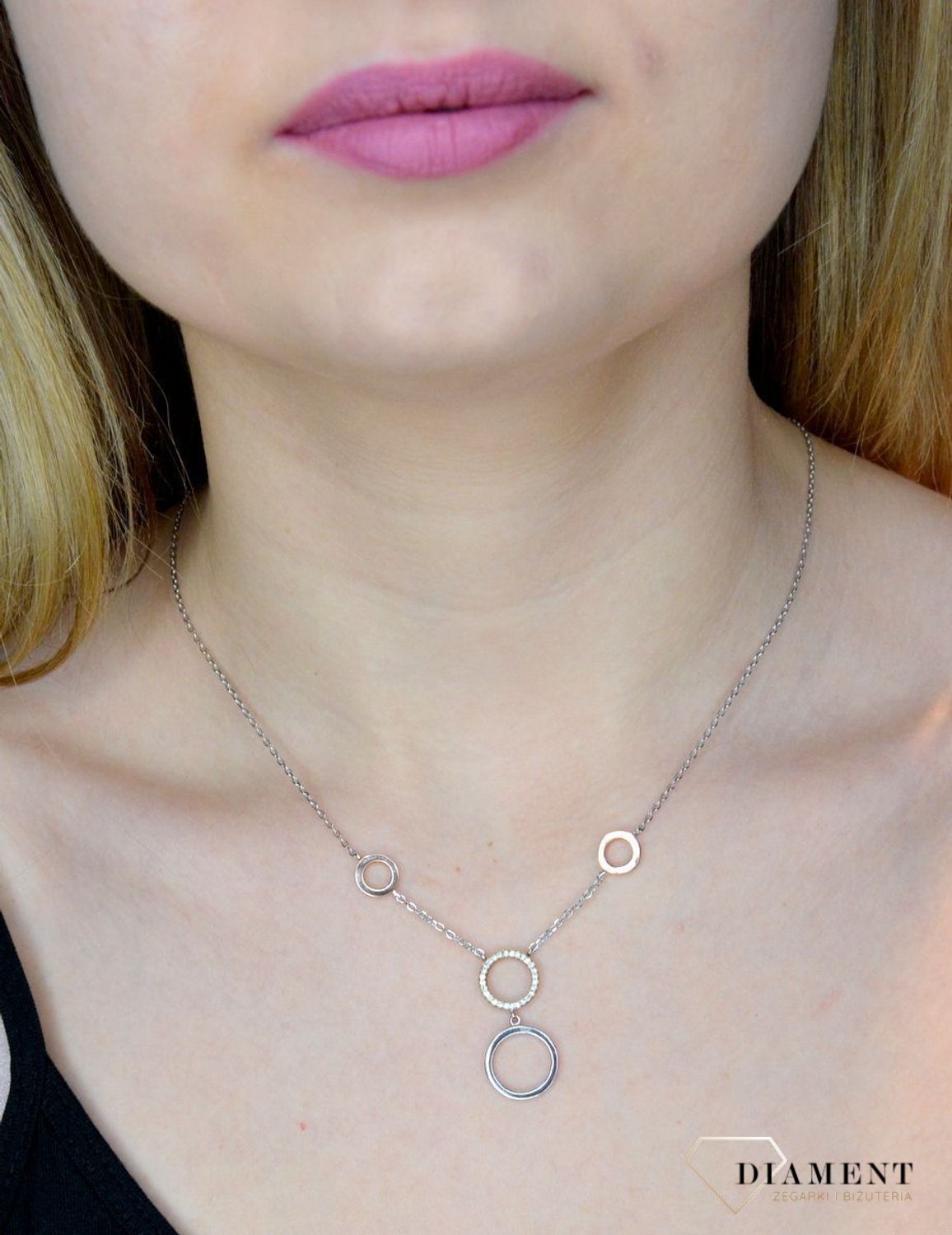 Srebrny naszyjnik ozdobny kolorowe kółeczka z cyrkonią AZN000000-230. Srebrny naszyjnik celebrytka z subtelnymi zawieszkami w ponadczasowym kształcie kółeczek, jedno z nich oz.jpg