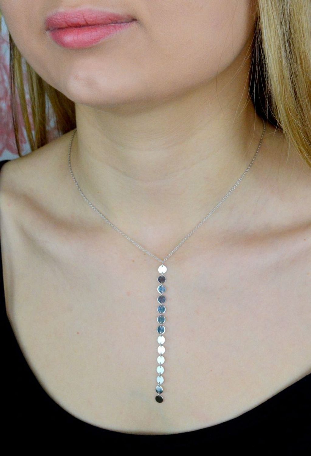 Naszyjnik srebrny damski celebrytka z płaskimi kółeczkami AZN000000-241. Naszyjnik będzie świetnym dodatkiem pasującym do wielu stylizacji. Jest idealnym pomysłem na prezent..jpg