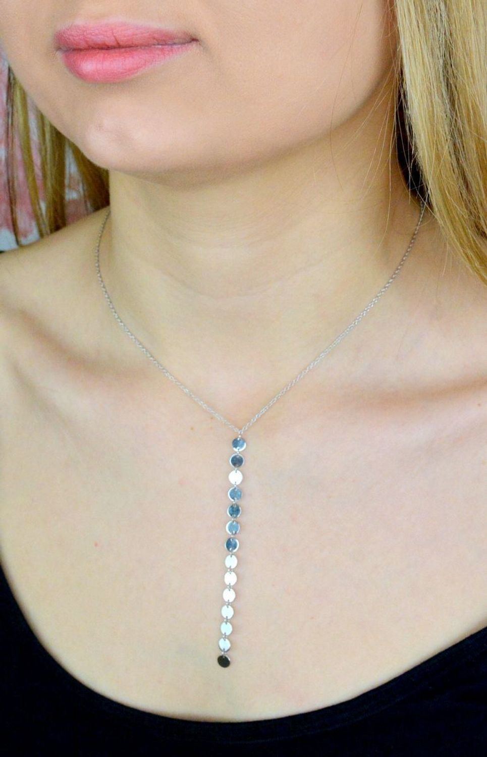 Naszyjnik srebrny damski celebrytka z płaskimi kółeczkami AZN000000-241. Naszyjnik będzie świetnym dodatkiem pasującym do wielu stylizacji. Jest idealnym pomysłem na prezent..jpg