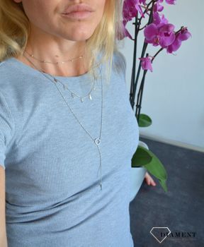 Srebrny naszyjnik potrójny z zawieszkami to długi naszyjnik srebrny z zawieszkami w kształcie liści i kółeczka z cyrkoniami. Prezent dla mamy. Idealny pomysł na prezent (4).JPG