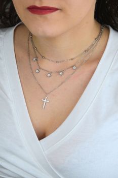 Srebrny naszyjnik 925 potrójny z gwiazdkami i krzyżykiem – elegancki (3).jpg