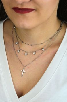 Srebrny naszyjnik 925 potrójny z gwiazdkami i krzyżykiem – elegancki (4).jpg