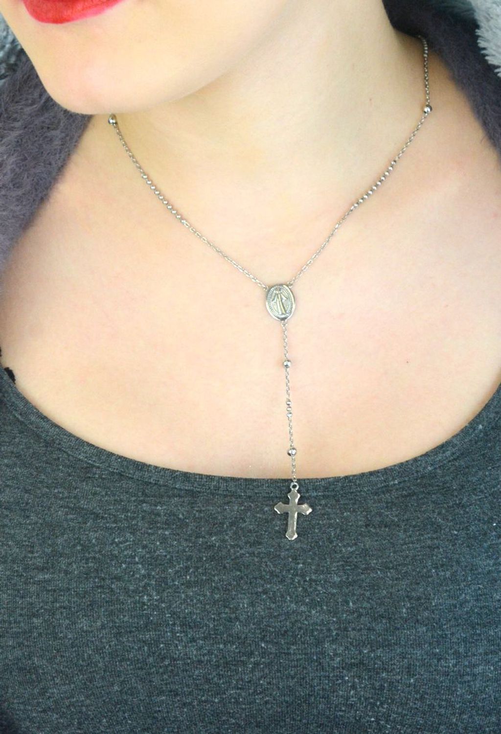 Różaniec srebrny 925 – delikatny naszyjnik z krzyżykiem AZN000000-604 Elegancki i subtelny różaniec srebrny wykonany z najwyższej jakości srebra próby 925. Długość głównego łańcuszka wynosi 45 1.jpg