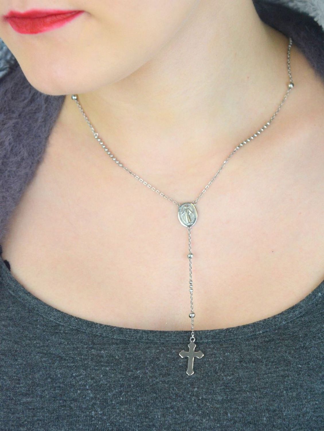 Różaniec srebrny 925 – delikatny naszyjnik z krzyżykiem AZN000000-604 Elegancki i subtelny różaniec srebrny wykonany z najwyższej jakości srebra próby 925. Długość głównego łańcuszka wynosi 45 1.jpg