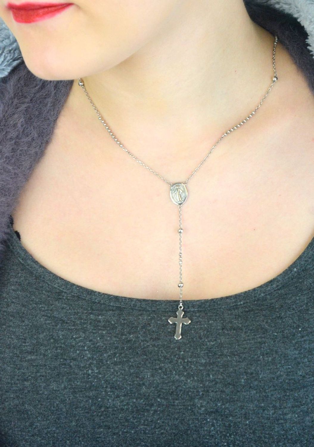 Różaniec srebrny 925 – delikatny naszyjnik z krzyżykiem AZN000000-604 Elegancki i subtelny różaniec srebrny wykonany z najwyższej jakości srebra próby 925. Długość głównego łańcuszka wynosi 45 1.jpg