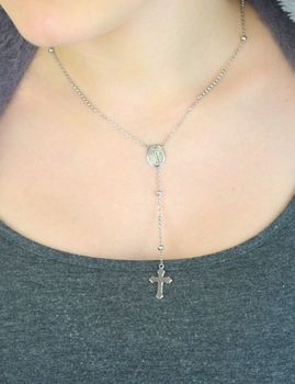 Różaniec srebrny 925 – delikatny naszyjnik z krzyżykiem AZN000000-604 Elegancki i subtelny różaniec srebrny wykonany z najwyższej jakości srebra próby 925. Długość głównego łańcuszka wynosi 45 cm z możliwością regulacji (3).JPG