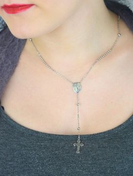 Różaniec srebrny 925 – delikatny naszyjnik z krzyżykiem AZN000000-604 Elegancki i subtelny różaniec srebrny wykonany z najwyższej jakości srebra próby 925. Długość głównego łańcuszka wynosi 45 cm z możliwością regulacji (4).JPG