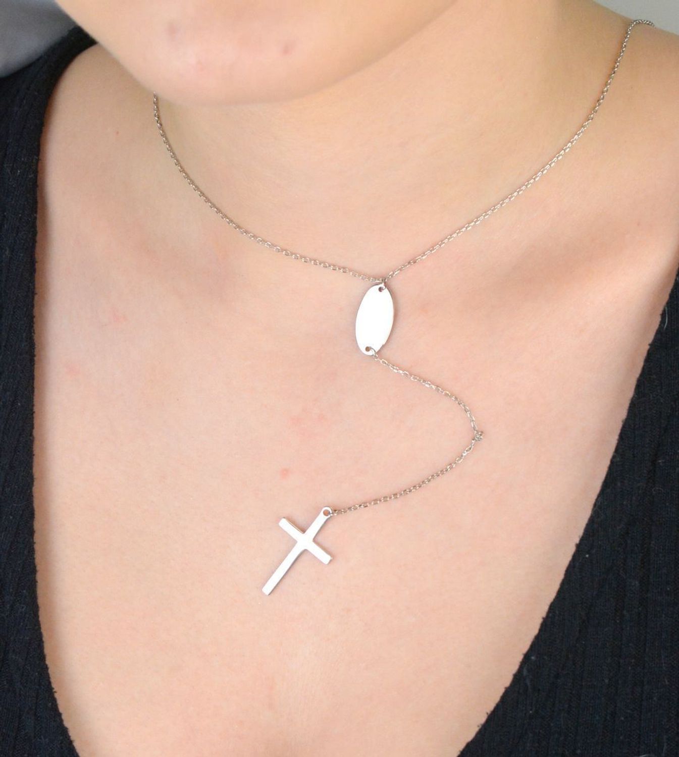 Elegancki srebrny naszyjnik krawatka z blaszką owalną i krzyżykiem na zakończeniu łańcuszka. Naszyjnik wykonany z próby 925. Długość 40 cm + 5 cm przedłużenie. Idealny prezent.1.jpg