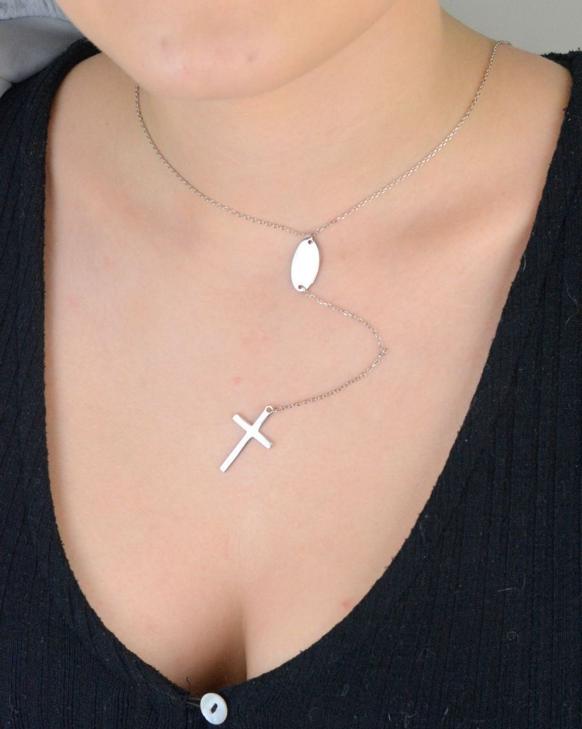 Elegancki srebrny naszyjnik krawatka z blaszką owalną i krzyżykiem na zakończeniu łańcuszka. Naszyjnik wykonany z próby 925. Długość 40 cm + 5 cm przedłużenie. Idealny prezent.1.jpg