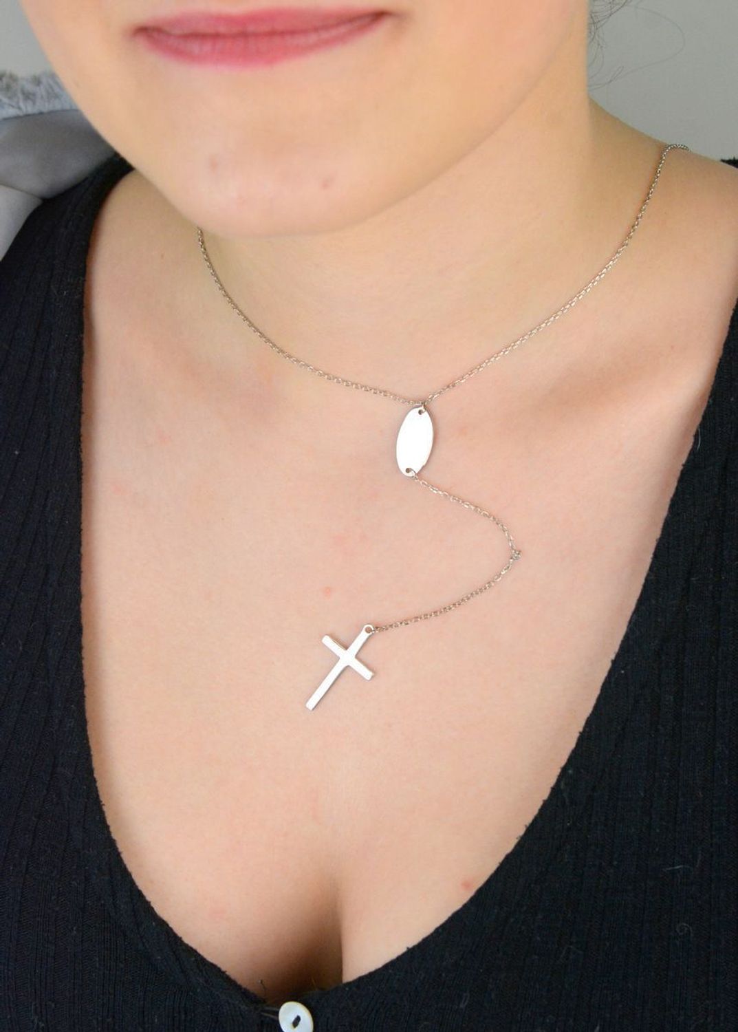 Elegancki srebrny naszyjnik krawatka z blaszką owalną i krzyżykiem na zakończeniu łańcuszka. Naszyjnik wykonany z próby 925. Długość 40 cm + 5 cm przedłużenie. Idealny prezent.1.jpg