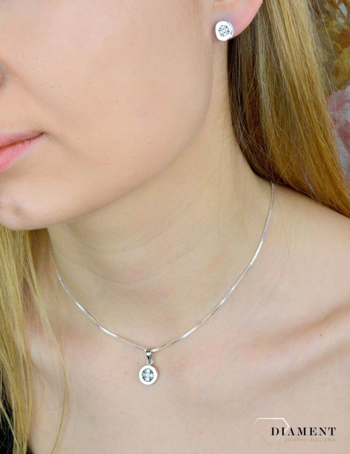 Zawieszka dziecięca  Guziczki z cyrkoniami  AZZ000000-022 Srebrna zawieszka o ponadczasowej formie uzupełniona cyrkonią. Została wykonana z najwyższej jakości srebra próby 925. Idealny pomysł na prezent..jpg