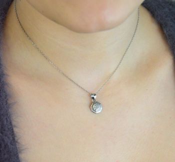 Elegancka srebrna zawieszka próby 925 z geometrycznym wzorem i błyszczącymi cyrkoniami. Lekka, stylowa i idealna na każdą okazję. Sprawdź! (1).JPG