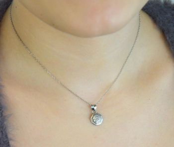 Elegancka srebrna zawieszka próby 925 z geometrycznym wzorem i błyszczącymi cyrkoniami. Lekka, stylowa i idealna na każdą okazję. Sprawdź! (3).JPG