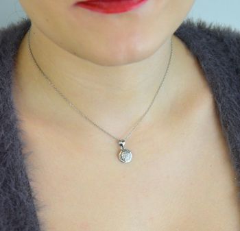 Elegancka srebrna zawieszka próby 925 z geometrycznym wzorem i błyszczącymi cyrkoniami. Lekka, stylowa i idealna na każdą okazję. Sprawdź! (4).JPG