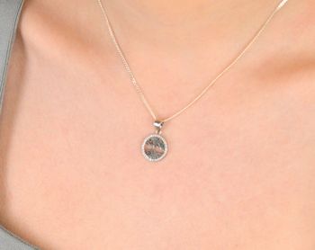 Zawieszka srebrna próba 925, drzewko okrągłe zdobione cyrkoniami AZZ000000-255 Elegancka zawieszka wykonana z wysokiej jakości srebra próby 925, przedstawiająca drzewko na okrągłej blaszce, ozdobione subtelnymi cyrkoniami (1 (3).JPG