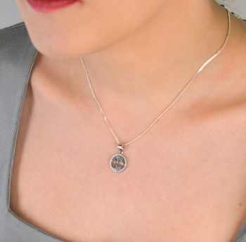 Zawieszka srebrna próba 925, drzewko okrągłe zdobione cyrkoniami AZZ000000-255 Elegancka zawieszka wykonana z wysokiej jakości srebra próby 925, przedstawiająca drzewko na okrągłej blaszce, ozdobione subtelnymi cyrkoniami (1.JPG